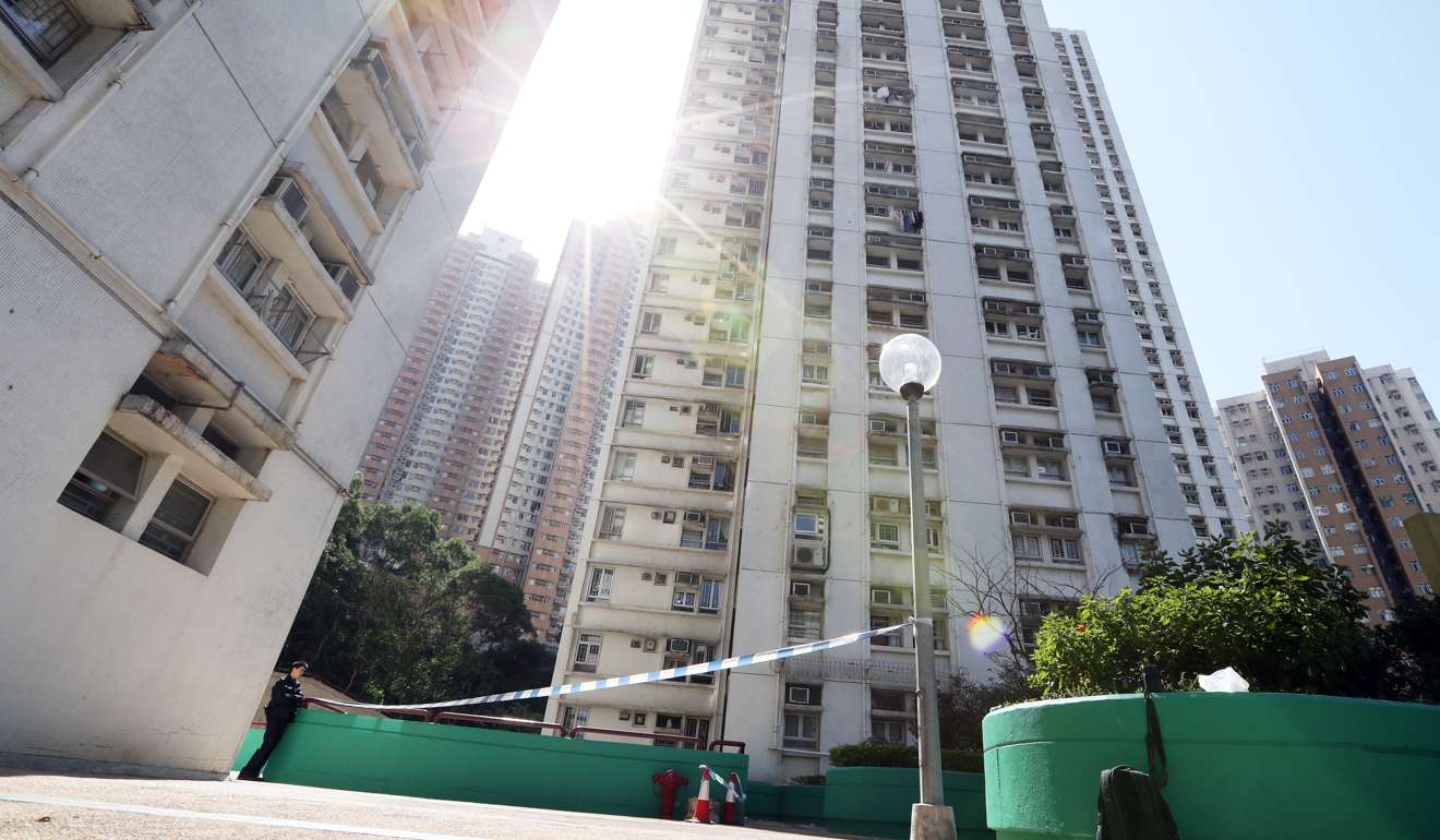 A police cordon is set up outside King Ying House in Diamond Hill. Photo: Nora Tam