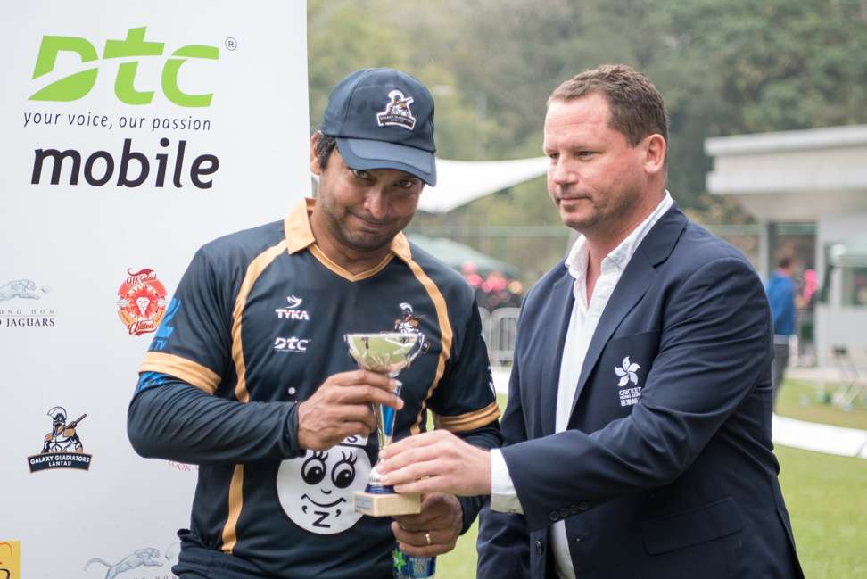 Kumar Sangakkara receives his man of the match award from Charlie Burke. Photo: Cricket Hong Kong