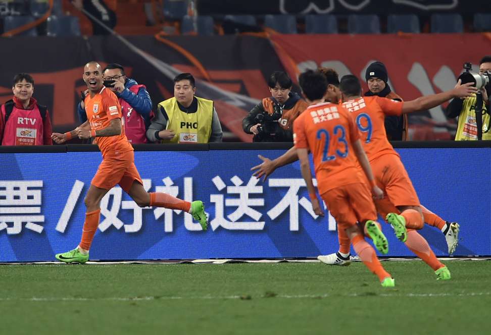 Shandong Luneng’s Diego Tardelli celebrates scoring against Guangzhou Evergrande.恒大淘宝队。 新华社记者朱峥摄