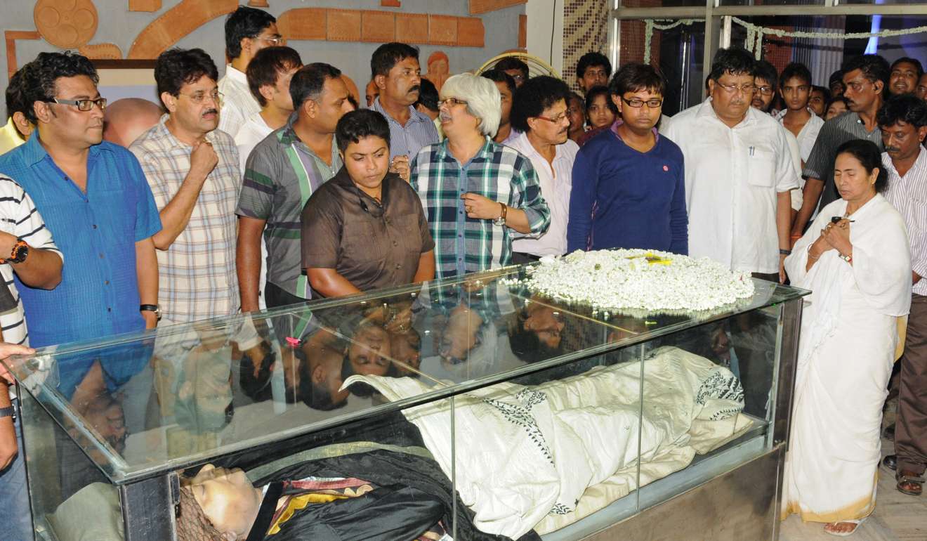 Mamata Banerjee, chief minister of India’s West Bengal state, pays her respects over body of Indian film director Rituparno Ghosh in 2013. Photo: AFP