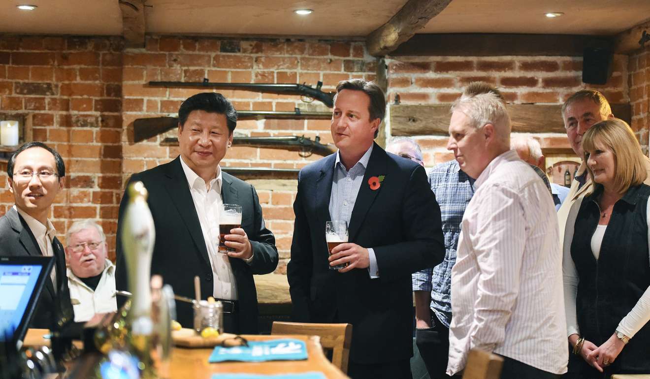 Former British prime minister David Cameron (centre) shares a pint with President Xi Jinping at a pub near Chequers two years ago. Photo: EPA