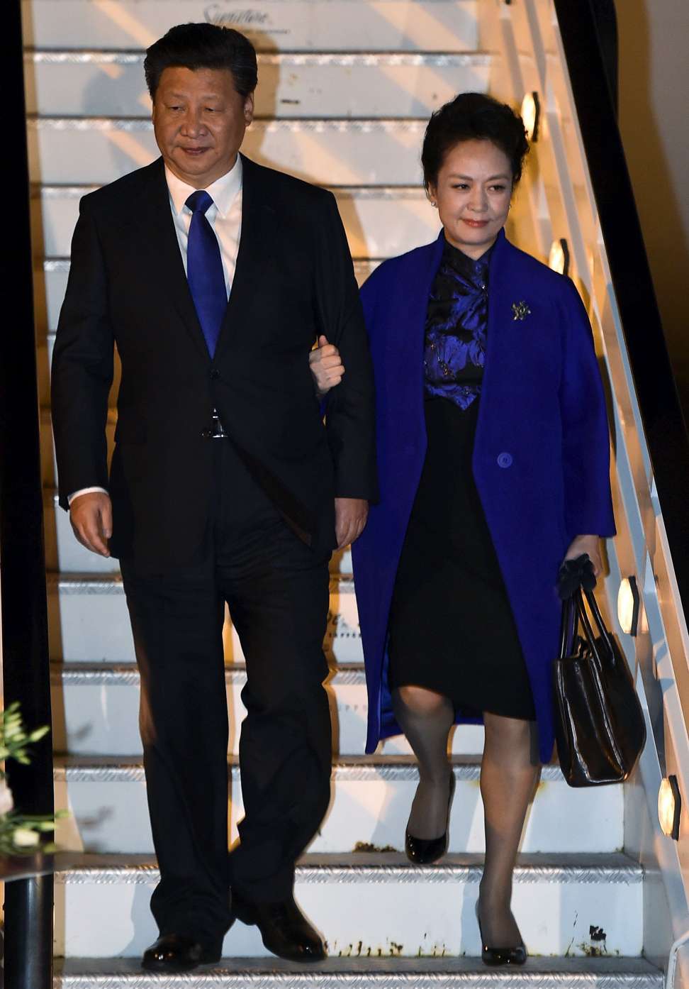 Chinese President Xi Jinping and his wife Peng Liyuan arrive at Heathrow Airport in London on October 19, 2015, for a four-day state visit. Photo: AFP