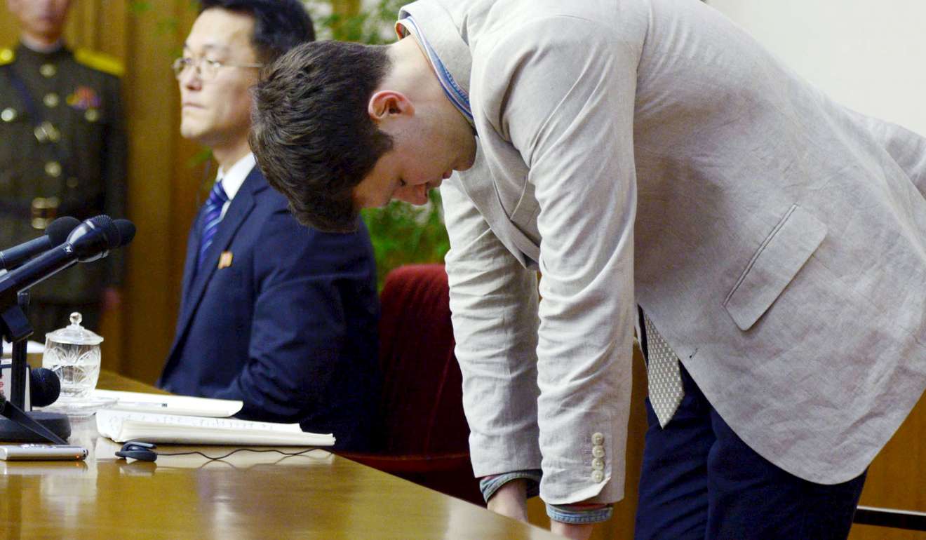 American Otto Warmbier bows during a new conference in Pyongyang, Photo: Reuters