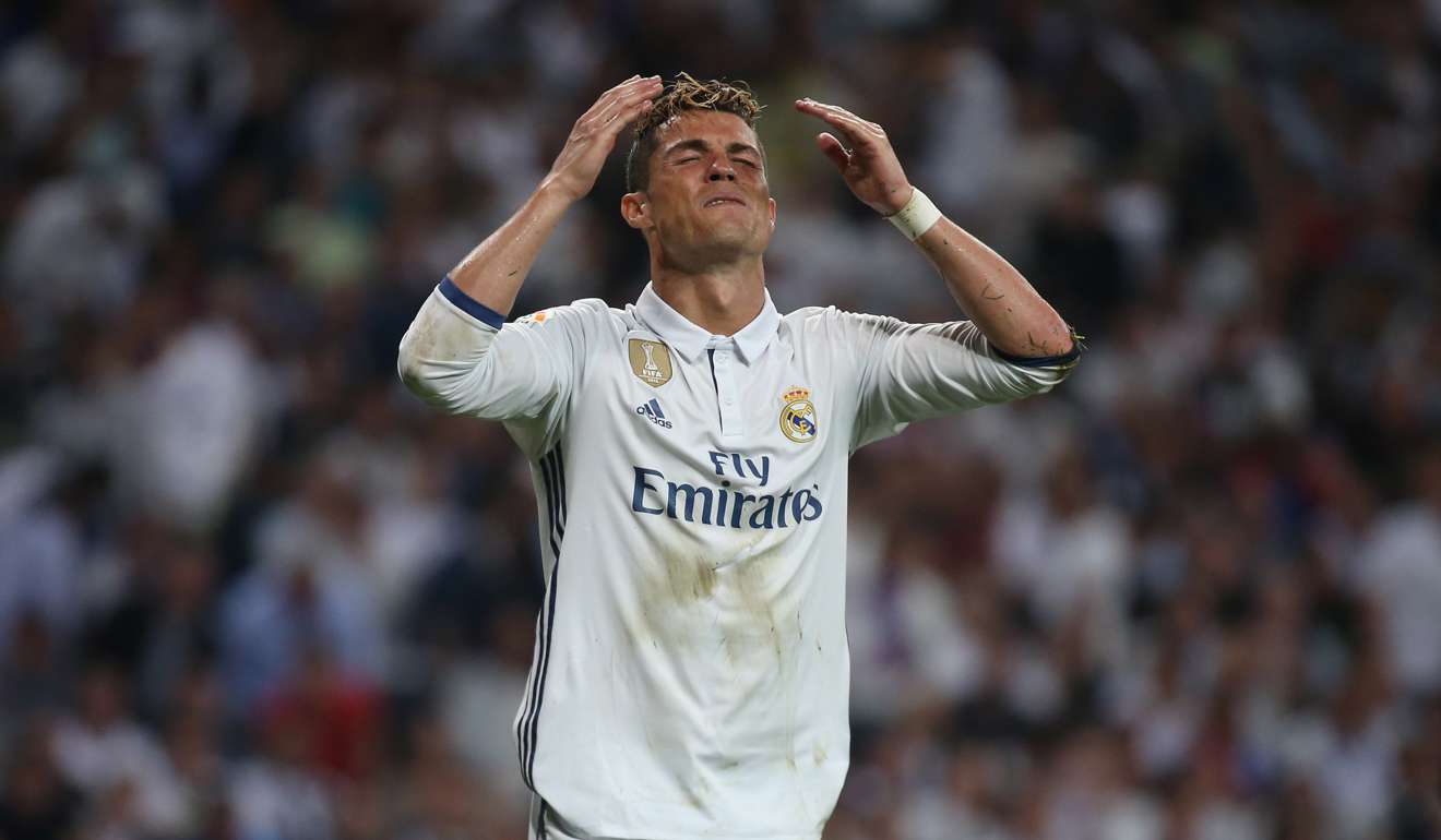 Cristiano Ronaldo looks dejected after missing a chance to score. Photo: Reuters / Sergio Perez Livepic
