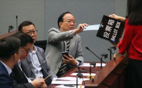 Ma Fung-kwok votes during the Legco development panel meeting on Tuesday. Photo: David Wong