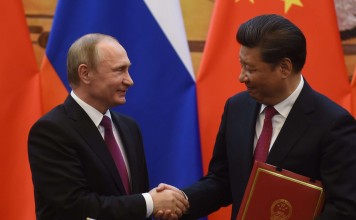 Russian President Vladimir Putin (L) with his Chinese counterpart Xi Jinping. Photo: EPA