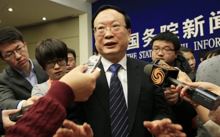 epa05110014 Wang Baoan (C), Director of the National Bureau of Statistics speaks to reporters during a press conference announcing China's GDP and economic data in Beijing, China, 19 January 2016. China's economy grew 6.9 per cent in 2015, according to official figures released 19 January, marking the slowest growth in more than a quarter of a century. The growth missed the 7-per-cent target that the government had set for the year and is the weakest since 1990. It matched predictions of 6.9 per cent by economists. EPA/HOW HWEE YOUNG