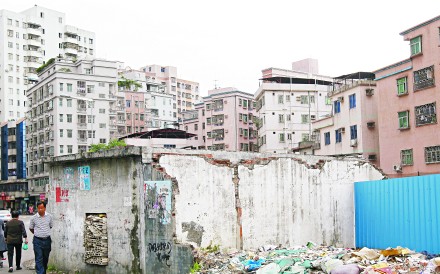 The redevelopment site in "Luo Wu Chun", Dongguan, where a resident still not move out. 02MAY13
