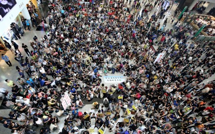 The sit-in at the arrival hall yesterday. Organisers put the crowd at 2,500, while police said about 1,000 people took part. Photos: Edward Wong