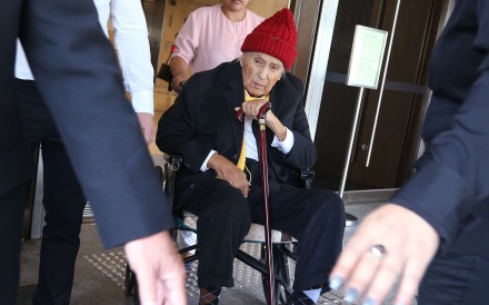 Billionaire Eric Hotung leaves the High Court building after testifying. Photo: Felix Wong