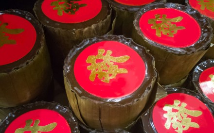 The name for the sweet or savoury steamed nìn gou, “sticky cake”, alludes to nìn nìn gou sing, “to improve year on year”.