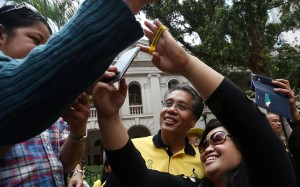 Philippine presidential candidate Manuel “Mar” Roxas (in yellow) visiting Central on Sunday. Photo: Jonathan Wong