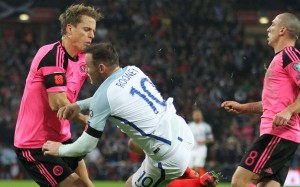 Rooney apologizes over images that force the FA to conduct a review