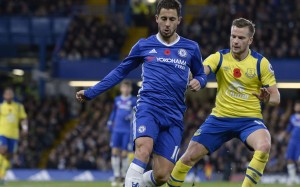 Chelsea's Eden Hazard (L) vies for the ball with Everton's Tom Cleverley (R) during their English Premier League soccer match at Stamford Bridge, London. Photo: EPA