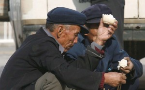 Migrant workers eat their lunch on a sidewalk in Beijing. The National Bureau of Statistics said there were more than 277 million migrant workers in China in 2015. Photo: EPA