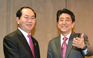 Japanese Prime Minister Shinzo Abe and Vietnamese President Tran Dai Quang shake hands in Lima. Photo: Kyodo Japanese Prime Minister Shinzo Abe and Vietnamese President Tran Dai Quang shake hands in Lima. Photo: Kyodo