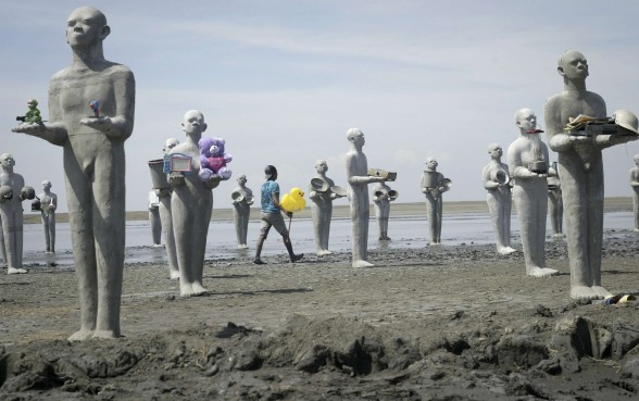 An art installation by Indonesian artist Dada Christanto shows sculptures symbolizing victims of the mud volcano disaster erected over the mud-covered Sidoarjo district located in Indonesia's eastern Java island, on the eighth anniversary of the mud volcano disaster. Photo: AFP