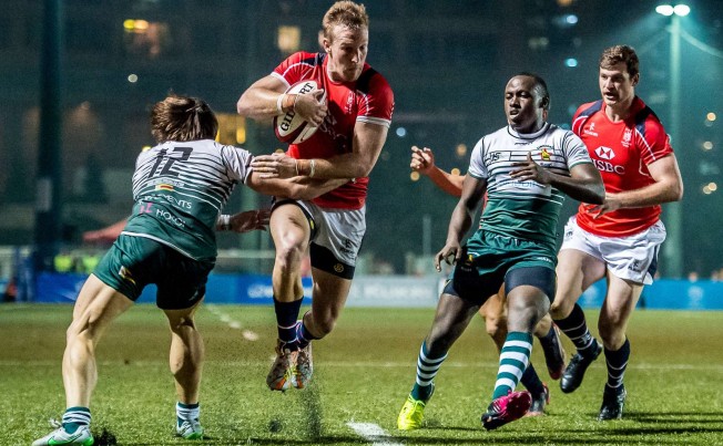 Alex McQueen stretches the Zimbabwe defence during Hong Kong’s 34-11 win at King’s Park on Tuesday night. Photo: SCMP Pictures