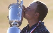Jordan Spieth kisses the trophy. Photo: TNS