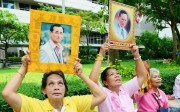 Thais gather in front of the Bangkok hospital where Thai King Bhumibol Adulyadej was receiving treatment. Photo: Kyodo
