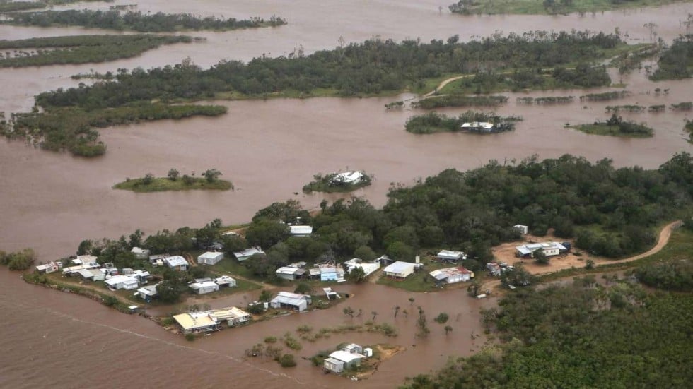 Thousands Evacuated After Cyclone Debbie Causes Severe Flooding In ...