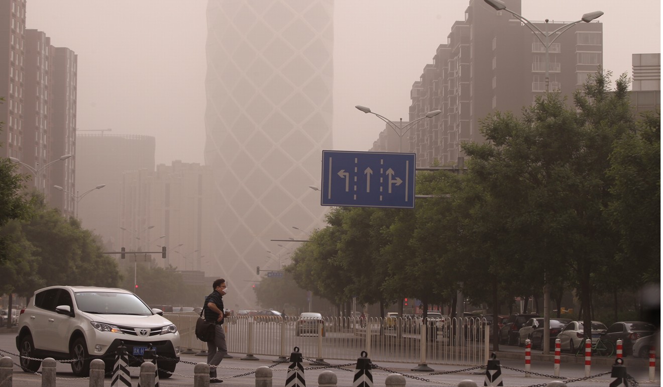 Dust thick in the air in Beijing on Thursday morning. Photo: Simon Song