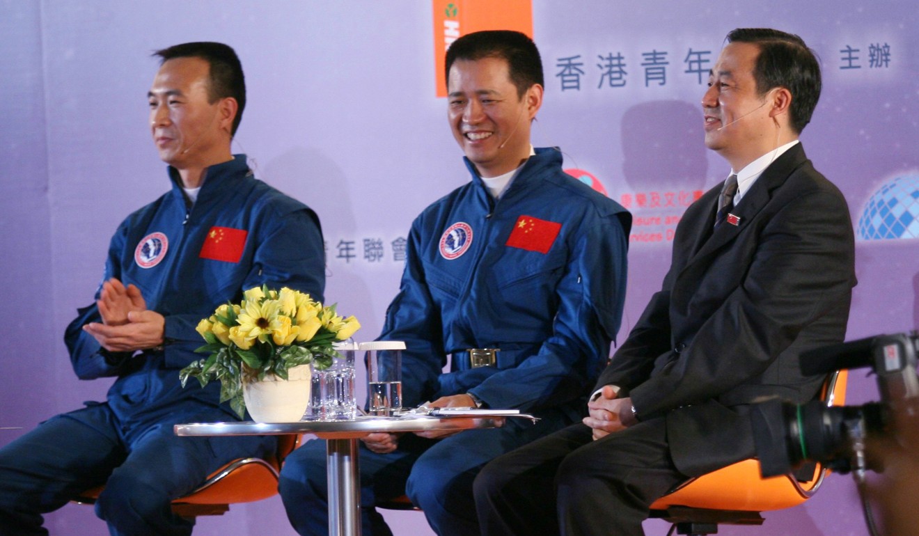 Shenzhou VI astronauts Fei Junlong (left) and Nie Haisheng with Xu Dazhe at the Space Museum in Tsim Sha Tsui in November 2005. Photo: Martin Chan