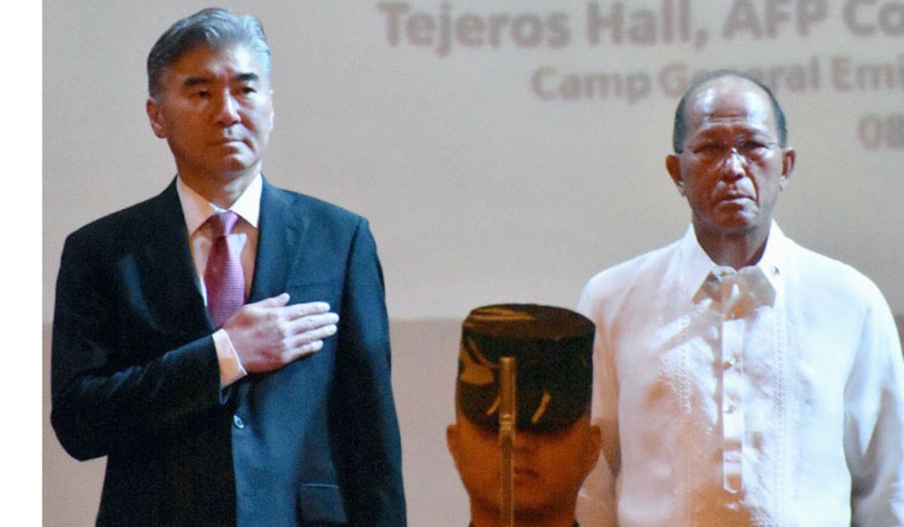 Philippine Defence Secretary Delfin Lorenzana (R) and US Ambassador to the Philippines Sung Kim (L) attend the opening ceremony for the ‘Balikatan’ drills. Photo: Kyodo