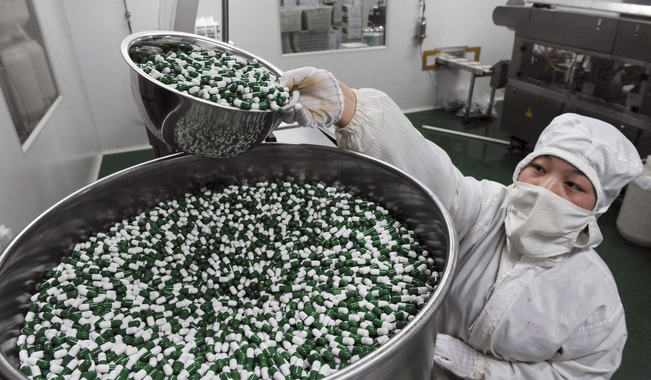 A worker packs Chinese patent capsules medicine. Photo: Reuters
