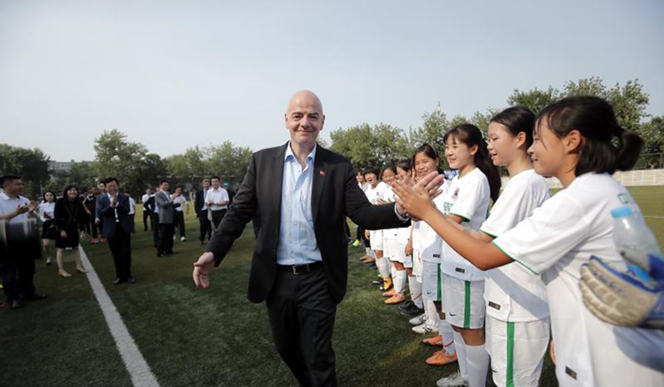 Gianni Infantino meets players from a girls' football team in Beijing. Photo: CFA