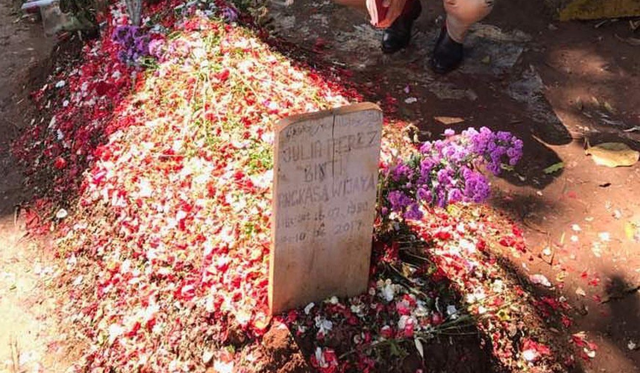 Julia Perez’s grave is covered in flowers from her fans. Photo: Karim Raslan