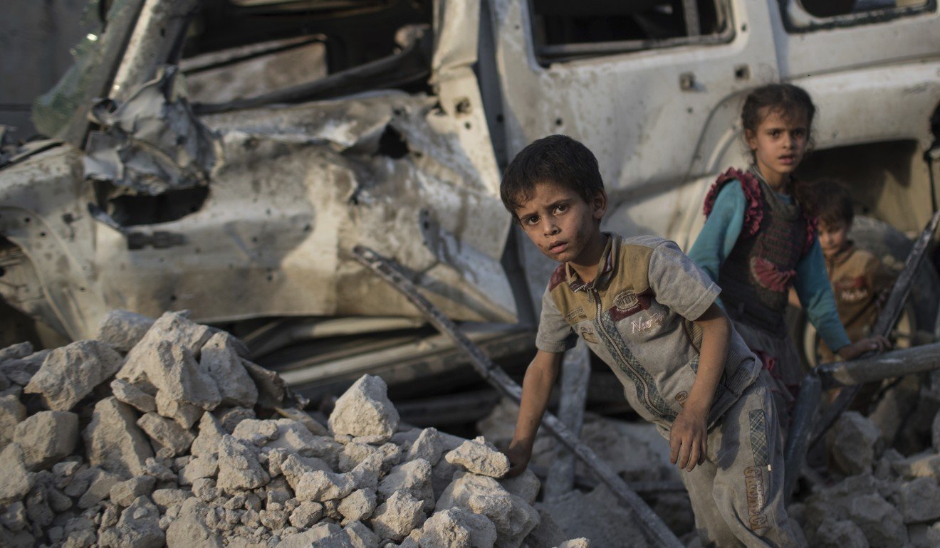 Iraqi children flee through the rubble. Photo: AP