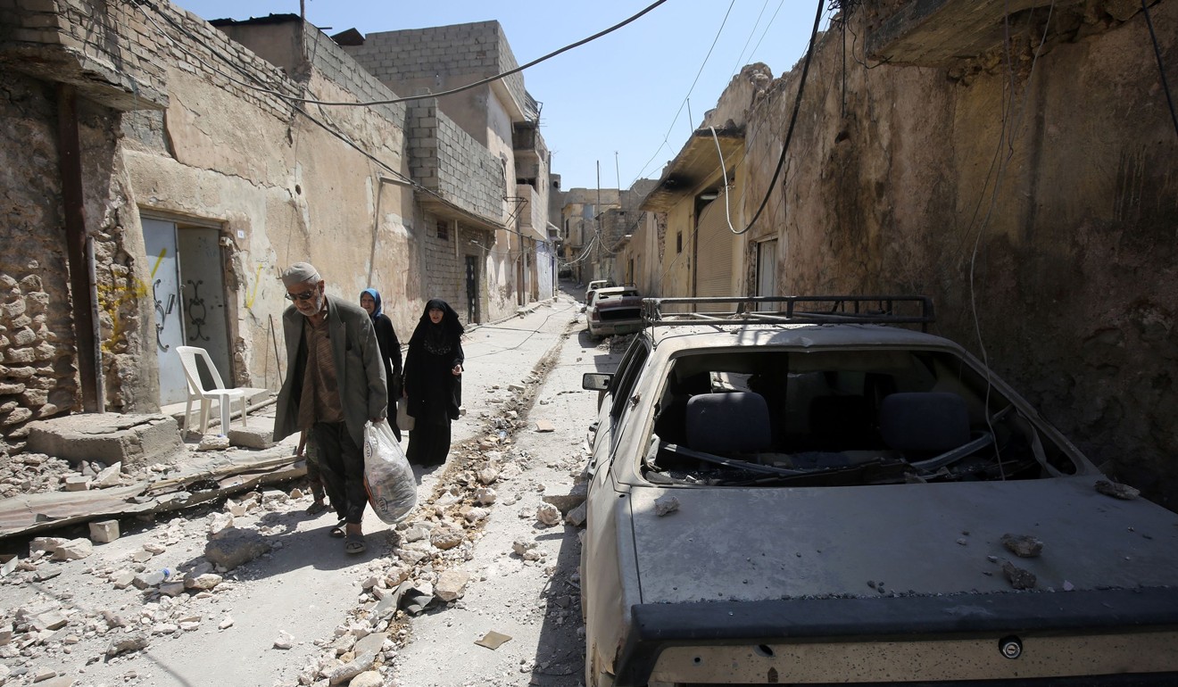 Iraqis flee Mosul’s Old City on June 22 during a offensive by Iraqi forces seeking to retake the last district held by IS. Photo: AFP