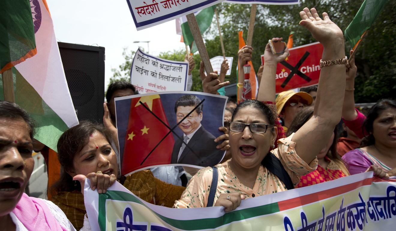 Activists of Swadeshi Jagaran Manch, a Hindu right wing organisation, shout slogans against China in New Delhi to protest against China's decision to suspend Hindu pilgrimage to Kailash Mansarovar from Nathu La. Photo: AP