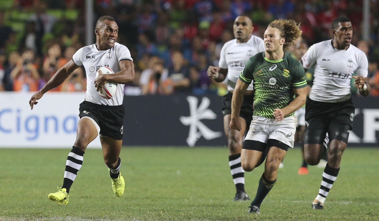 Fiji’s Osea Kolinisau outstrips South Africa’s Werner Kok at the 2017 Cathay Pacific/HSBC Hong Kong Sevens. Photo: Dickson Lee