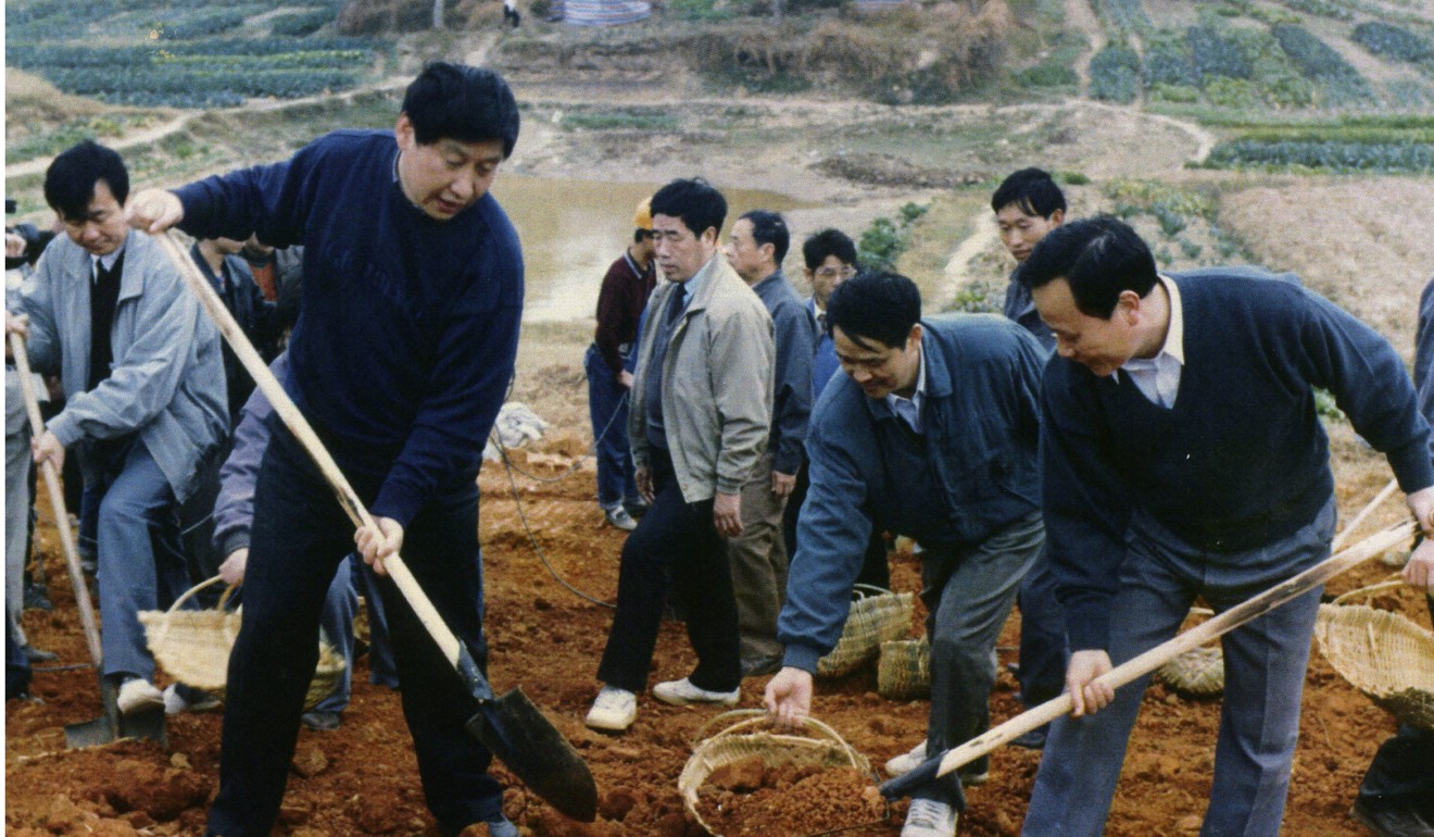 Xi Jinping, first left, front, reinforces the downstream levee of the Minjiang River at Minhou county in Fujian province in 1995. Photo: Xinhua