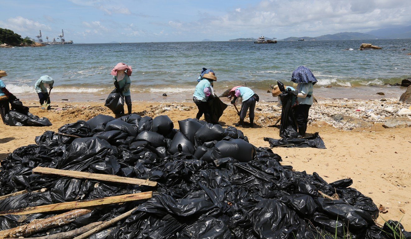 A total of 12,000 tonnes of floating refuse and 4,000 tonnes of domestic refuse are collected annually in Hong Kong. Photo: Xiaomei Chen