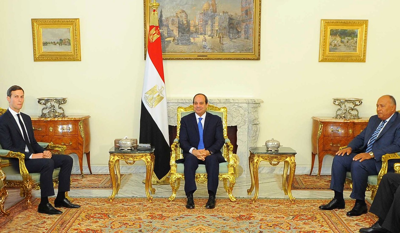 A handout photo made available by the Egyptian Presidency shows Egyptian President Abdel Fattah al-Sisi (C), US presidential adviser Jared Kushner (L), and Egyptian Foreign Minister Sameh Shoukri pose for a picture at the Egyptian Presidential Palace, in Cairo, Egypt, on August 23, 2017. Photo: Egyptian Presidency via EPA