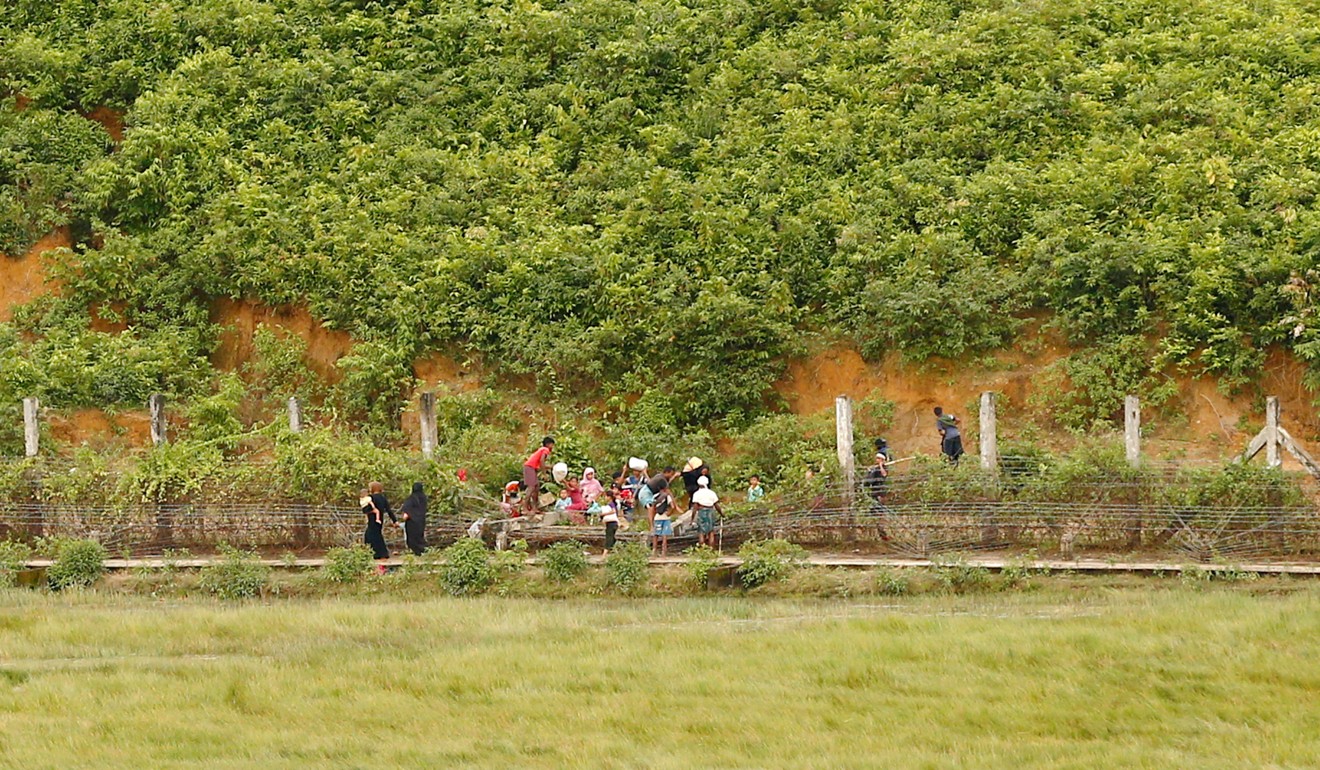 Rohingya people cross the border at the Ghumdhum point, as they try to enter Bangladesh. Photo: Reuters