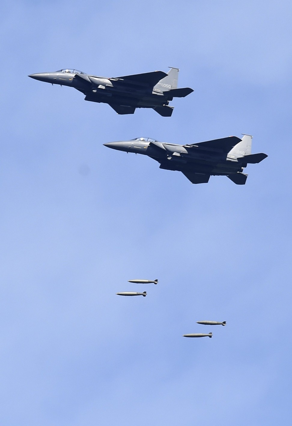 South Korean F-15K fighters drop MK84 bombs at a simulated target. Photo: EPA