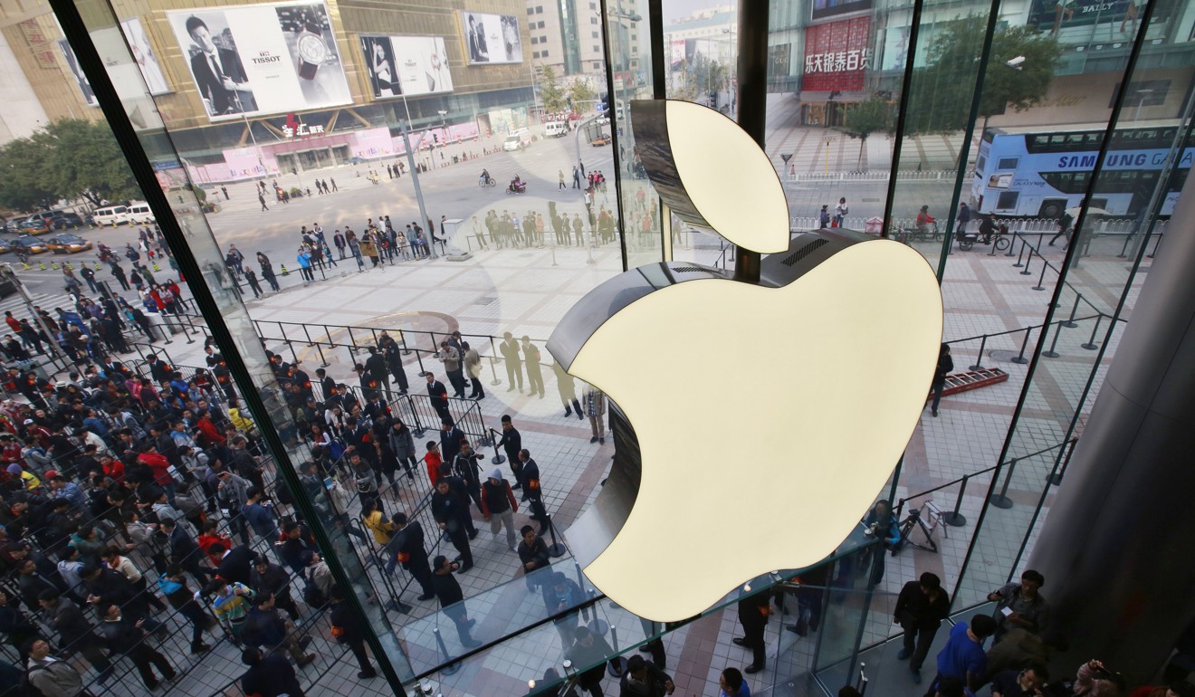 Chinese fans line up outside the Apple Store in Wangfujing shopping district in Beijing. Damages to Apple products arising from the use of uncertified cables are not covered by the US company’s after-sale policies. Photo: EPA