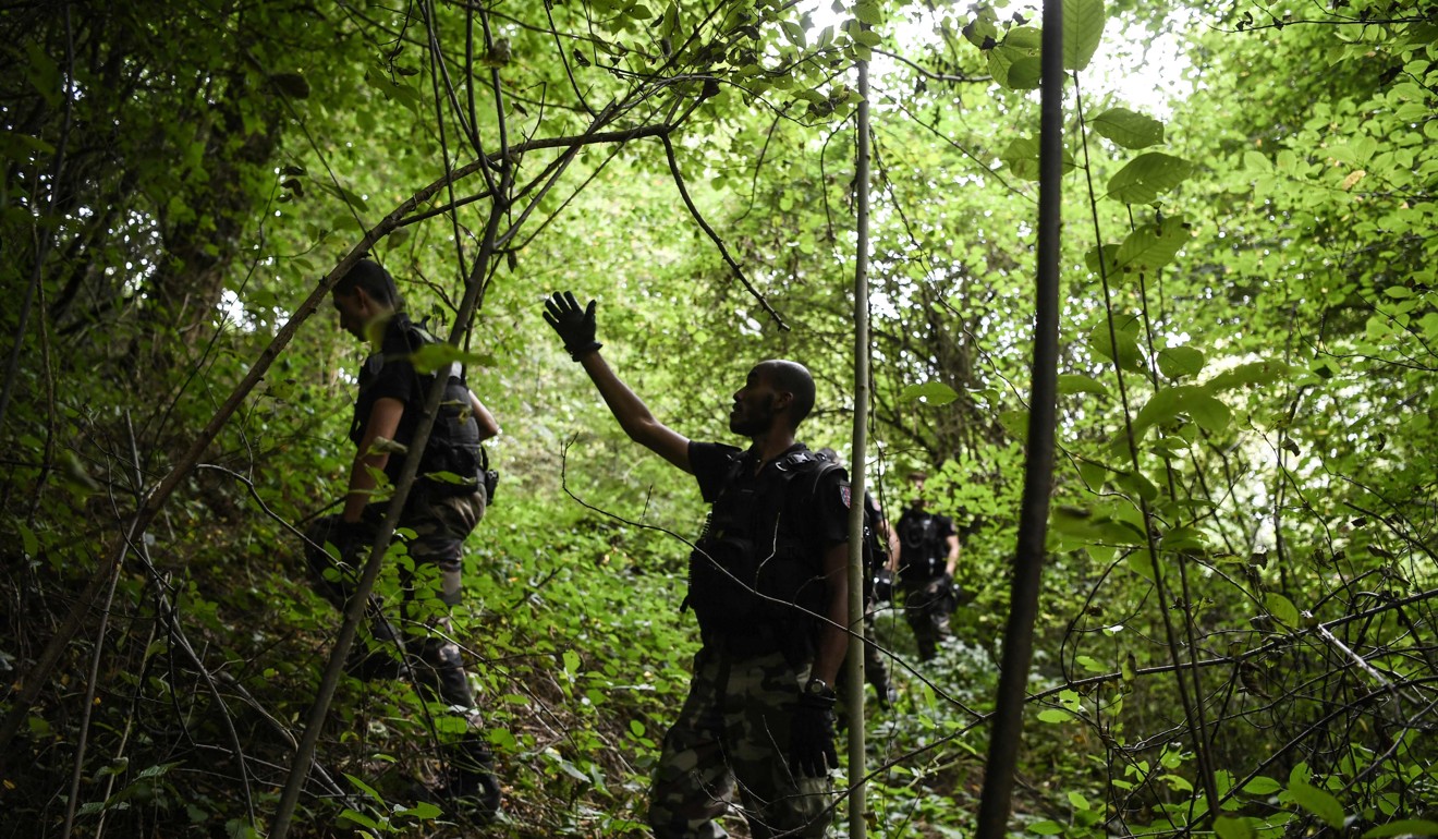 French gendarmes search a forest in Pont-de-Beauvoisin on August 30 after the disappearance of Maelys de Araujo, aged nine. Photo: AFP