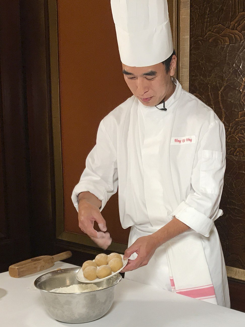 Dim sum chef Wong Kit-wing of the Golden Leaf restaurant makes mooncakes. Photo: Bernice Chan