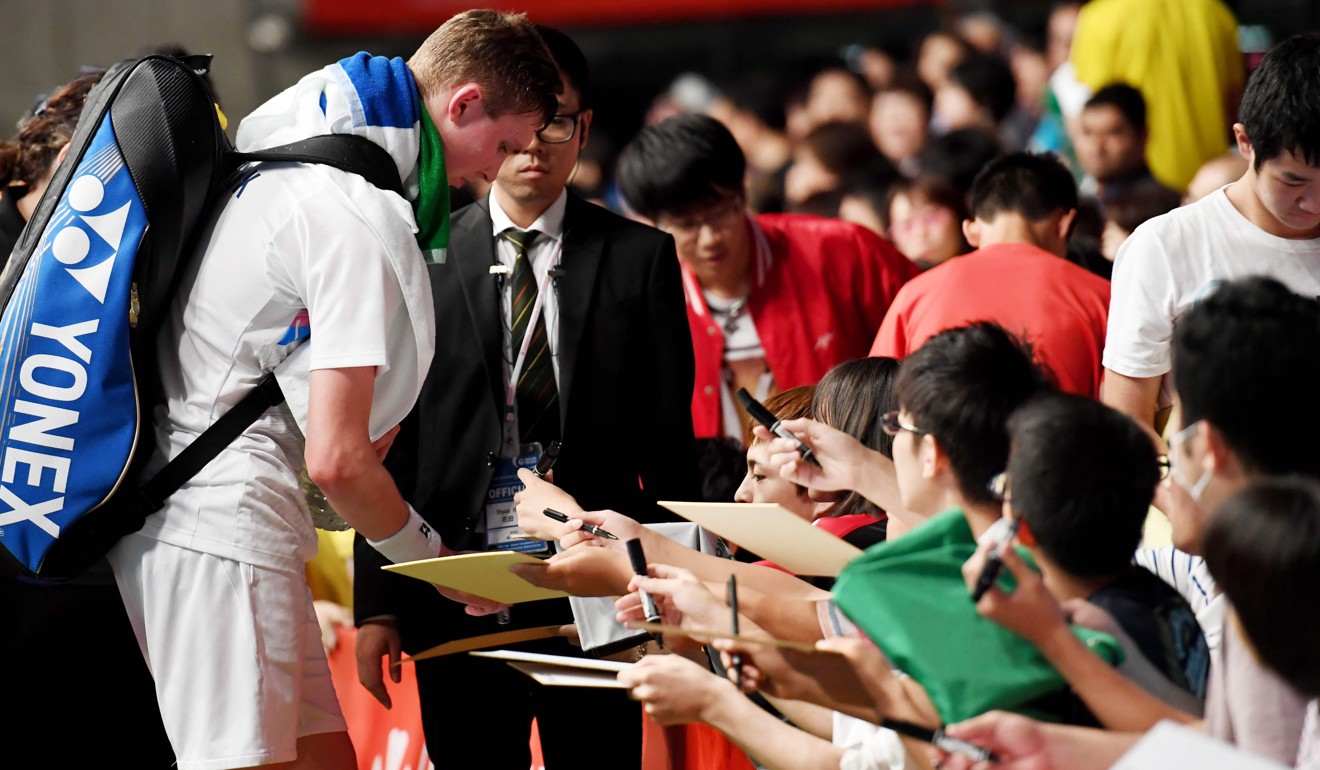 Viktor Axelsen signs autographs after his victory against Son Wan-ho.