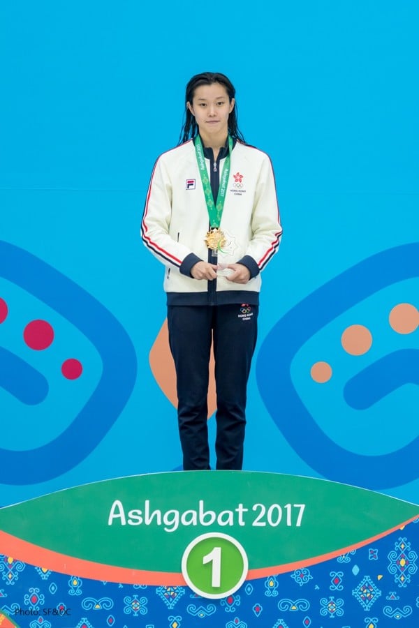 Au won gold in the 100 metres backstroke in a time of 58.94 seconds to finish 0.22 seconds ahead of Chinese duo Yang Yifan and Jiang Yuru.
