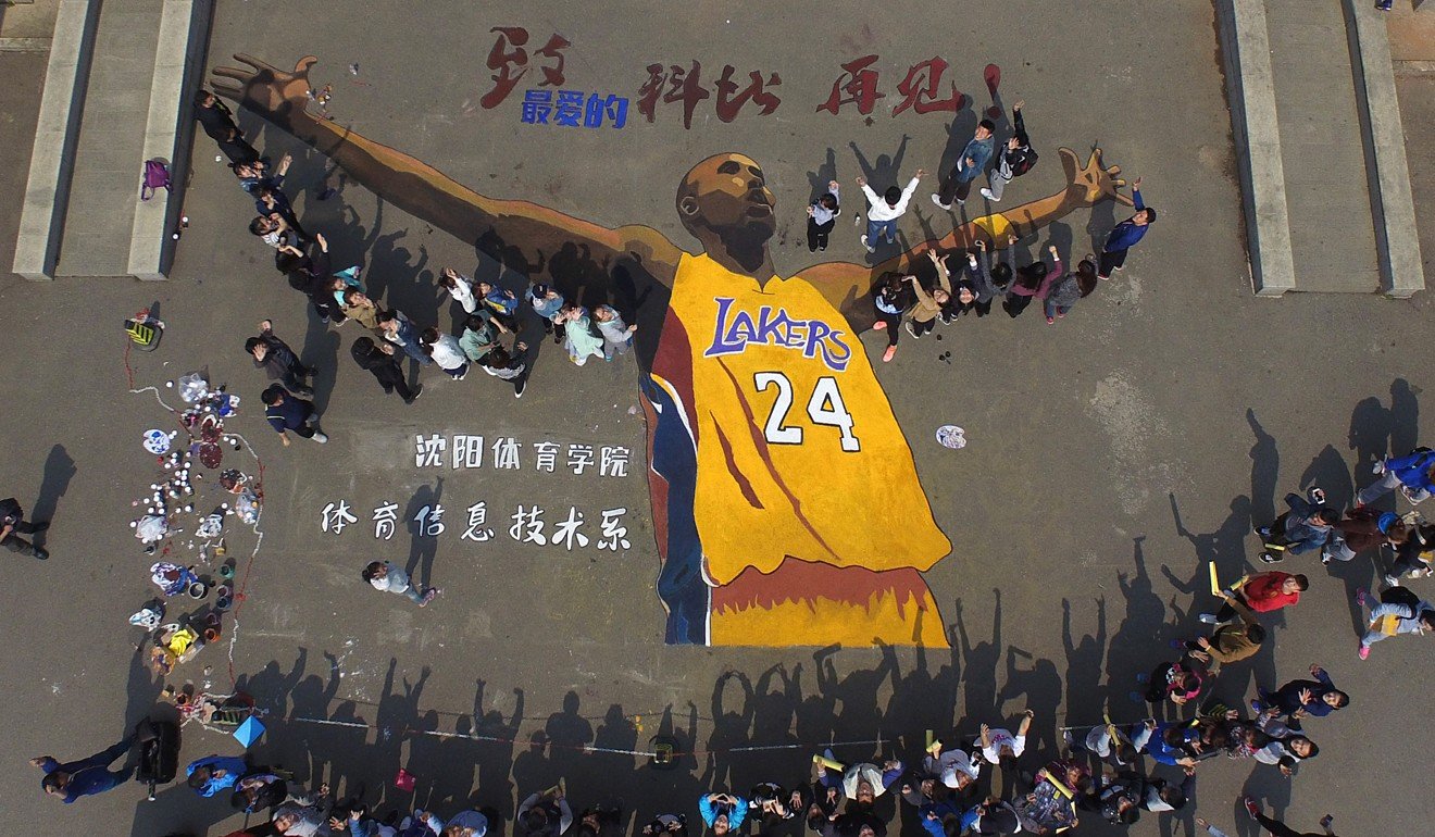 Shenyang Sports University students pose for a group picture with a huge portrait of Bryant after he announced his retirement. Photo: Xinhua