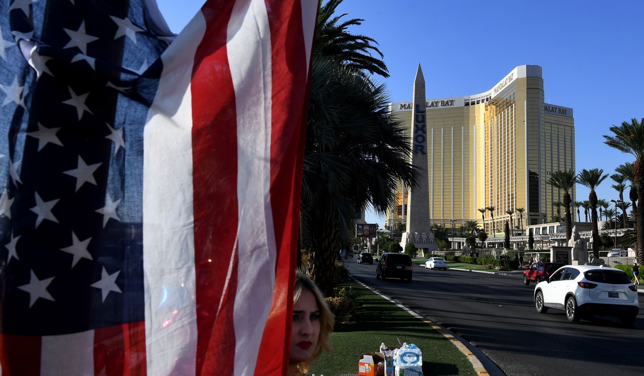 The US flag is left at a makeshift memorial outside the Route 91 music festival site beside the Mandalay Hotel on October 4, 2017 on the Las Vegas Strip, after a gunman killed 58 people and wounded more than 500 others. Photo: AFP