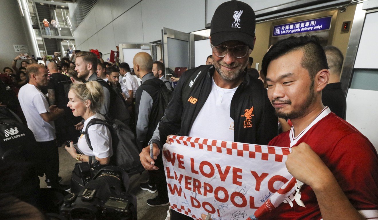 Liverpool manager Jurgen Klopp poses with a fan as Liverpool arrive in Hong Kong. Photo: Felix Wong