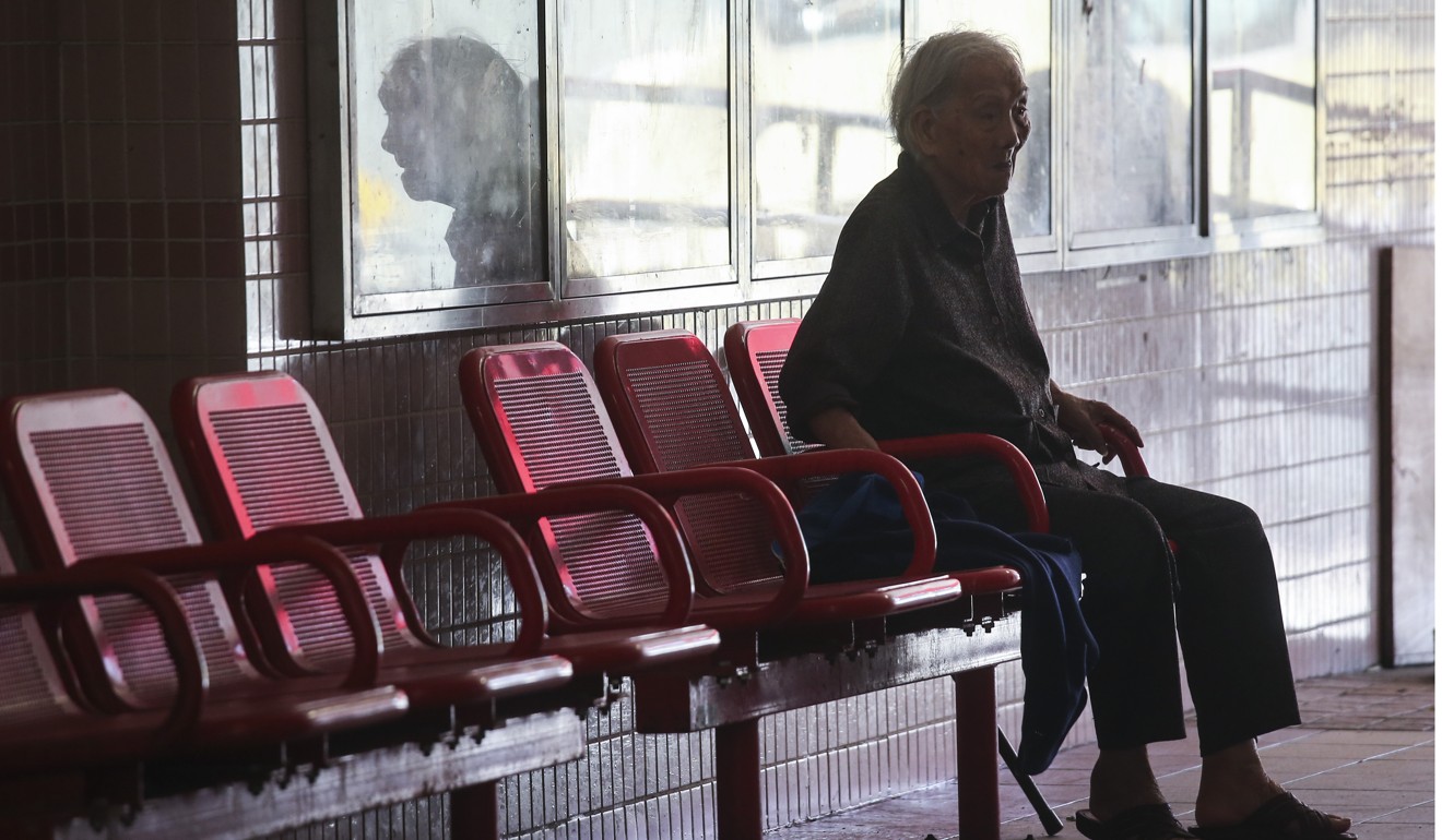An elderly resident at Pak Tin Estate in Shek Kip Mei. Photo: K.Y. Cheng
