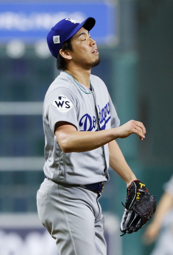 Los Angeles Dodgers pitcher Kenta Maeda turns away after allowing a game-tying three-run homer to Jose Altuve. Photo: Kyodo